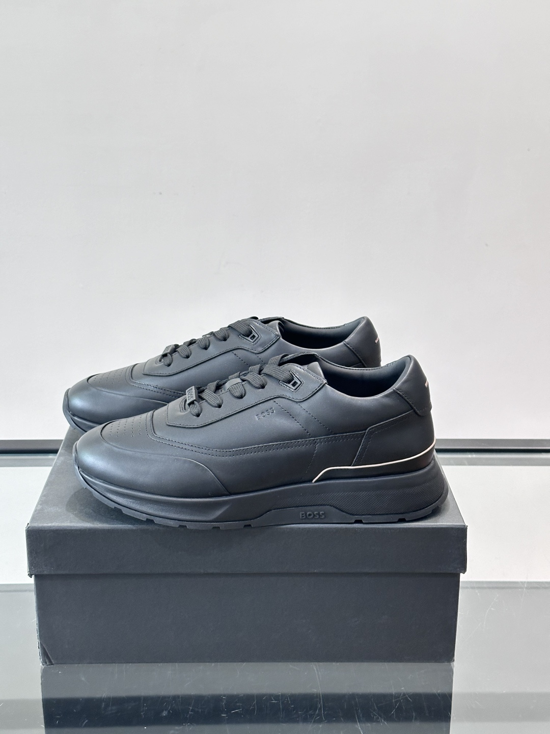BOSS 意大利男士休闲运动鞋，精选光滑进口牛皮制成，采用橡胶外底和品牌标识装饰。好穿又好搭 、size