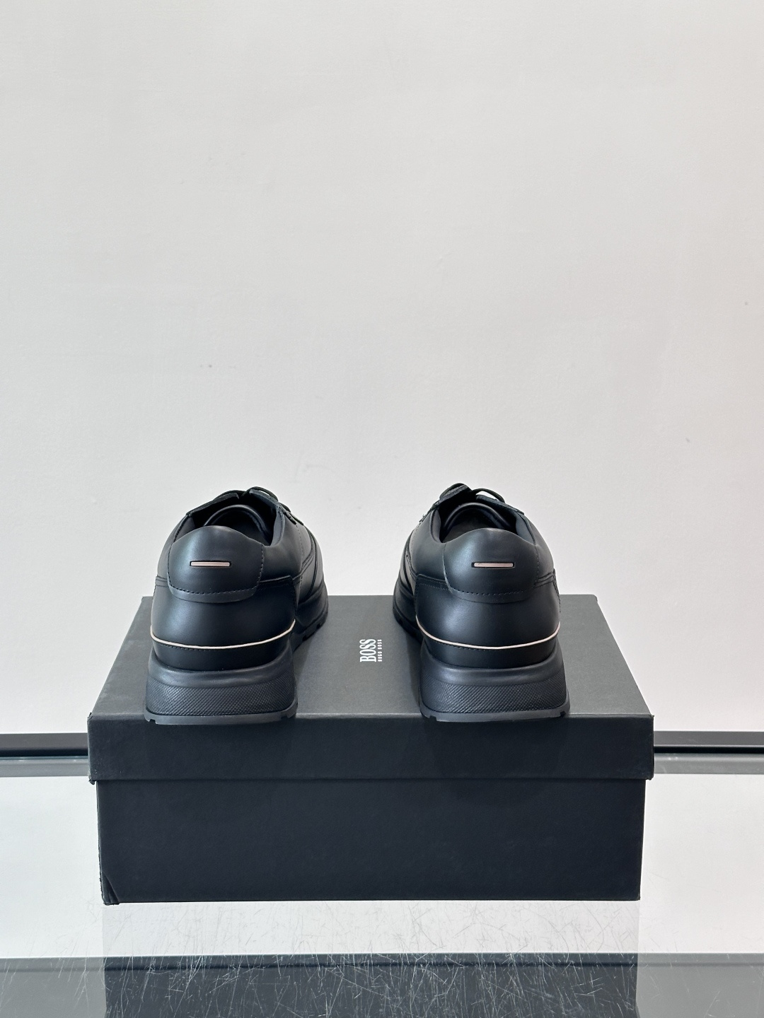 BOSS 意大利男士休闲运动鞋，精选光滑进口牛皮制成，采用橡胶外底和品牌标识装饰。好穿又好搭 、size