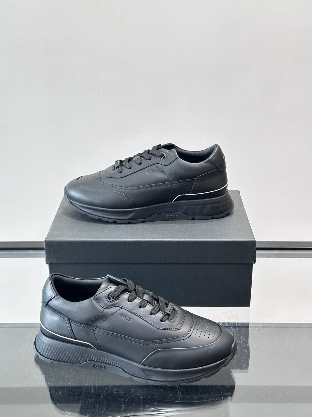 BOSS 意大利男士休闲运动鞋，精选光滑进口牛皮制成，采用橡胶外底和品牌标识装饰。好穿又好搭 、size