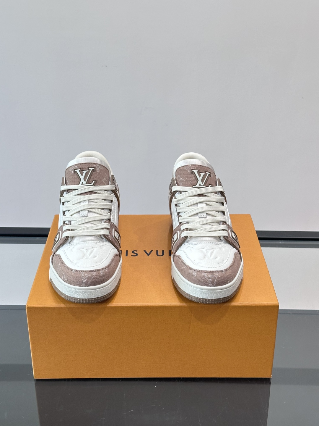 新款LV TRAINER 男士运动鞋出货，本款 LV Trainer 运动鞋为粒面牛皮革渲染缤纷色调，鞋