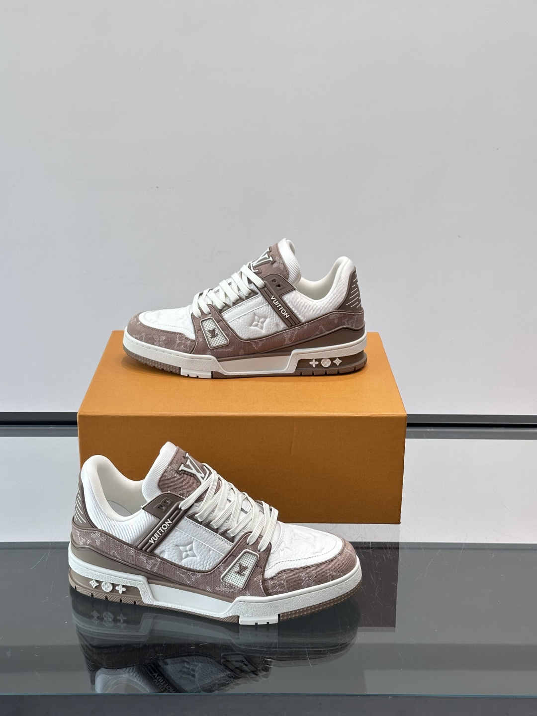 新款LV TRAINER 男士运动鞋出货，本款 LV Trainer 运动鞋为粒面牛皮革渲染缤纷色调，鞋