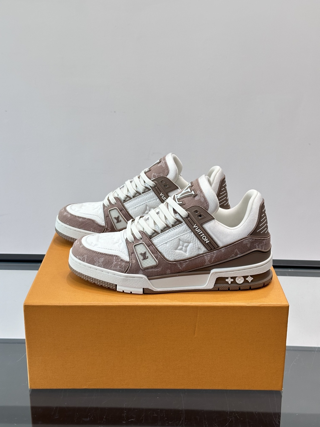 新款LV TRAINER 男士运动鞋出货，本款 LV Trainer 运动鞋为粒面牛皮革渲染缤纷色调，鞋