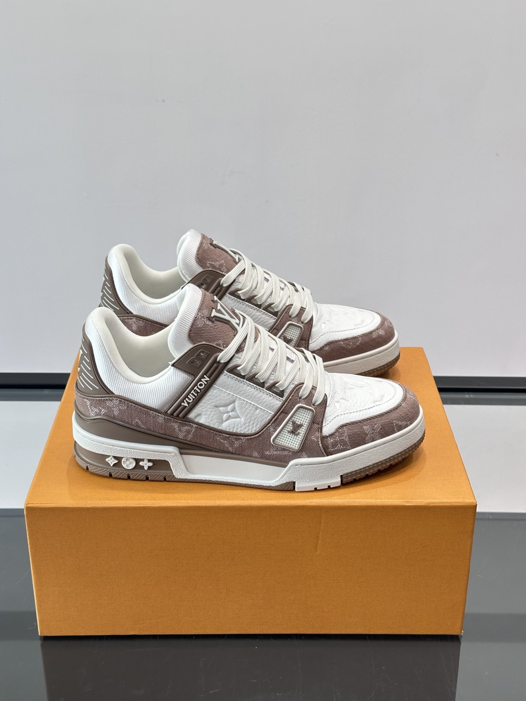 新款LV TRAINER 男士运动鞋出货，本款 LV Trainer 运动鞋为粒面牛皮革渲染缤纷色调，鞋