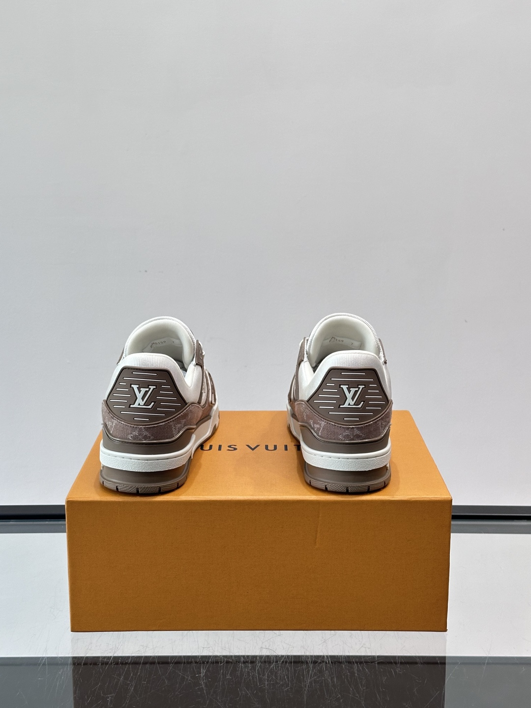 新款LV TRAINER 男士运动鞋出货，本款 LV Trainer 运动鞋为粒面牛皮革渲染缤纷色调，鞋