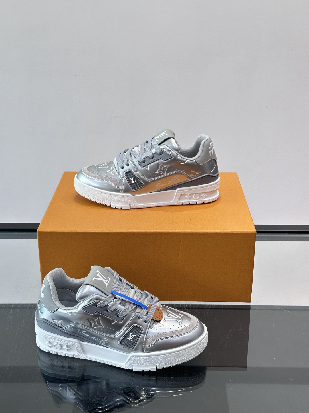 LV Trainer金属银运动鞋，采用意大利头层牛皮+Monogram丹宁布拼接，质感满分！鞋面点缀LV