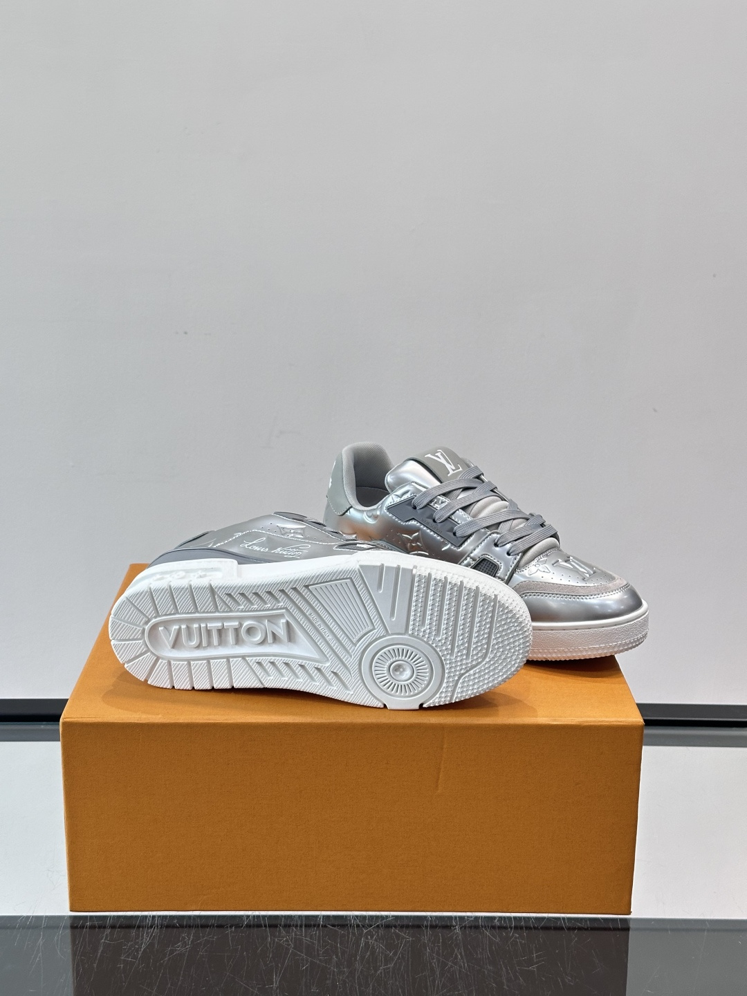 LV Trainer金属银运动鞋，采用意大利头层牛皮+Monogram丹宁布拼接，质感满分！鞋面点缀LV