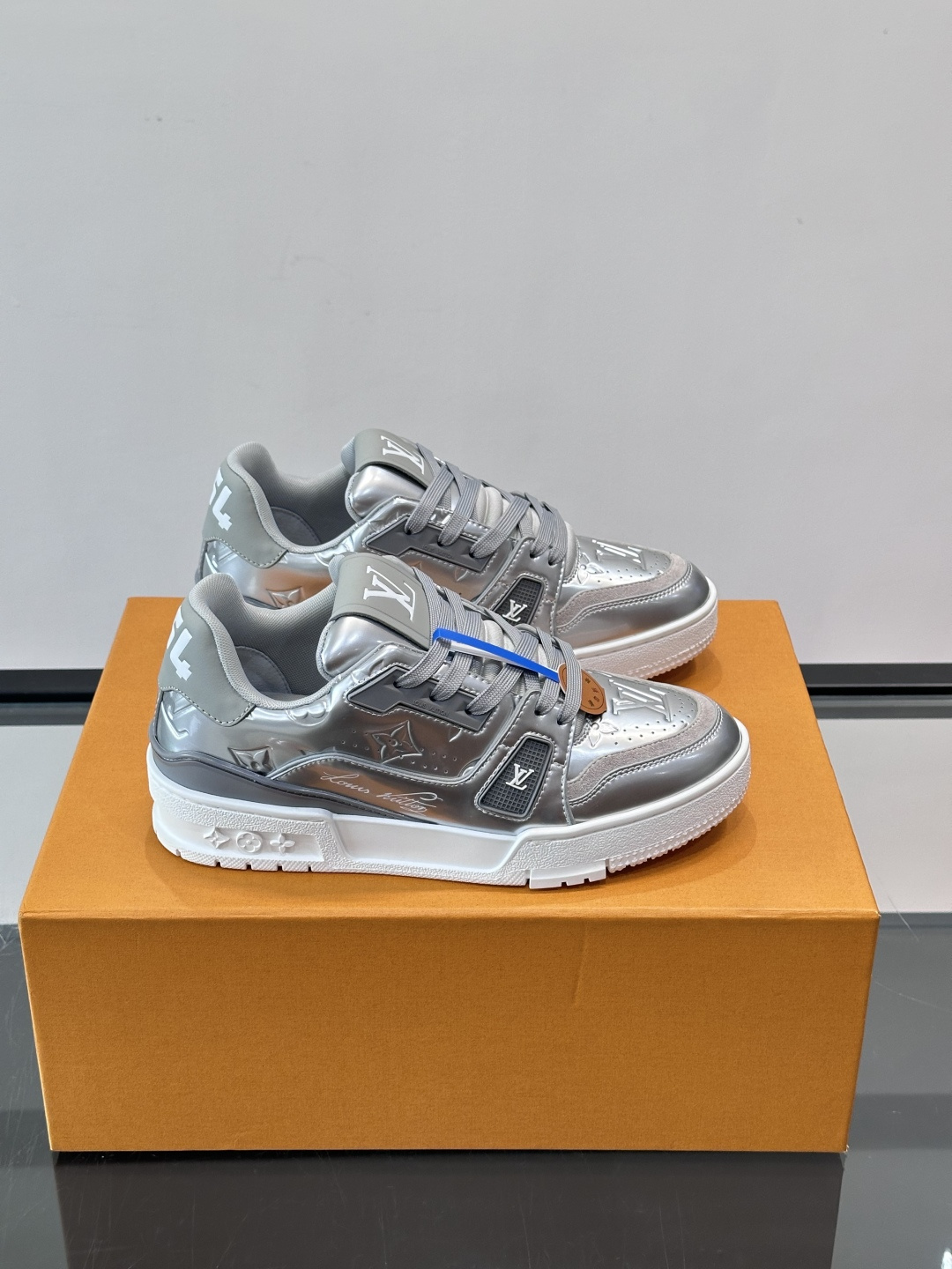 LV Trainer金属银运动鞋，采用意大利头层牛皮+Monogram丹宁布拼接，质感满分！鞋面点缀LV