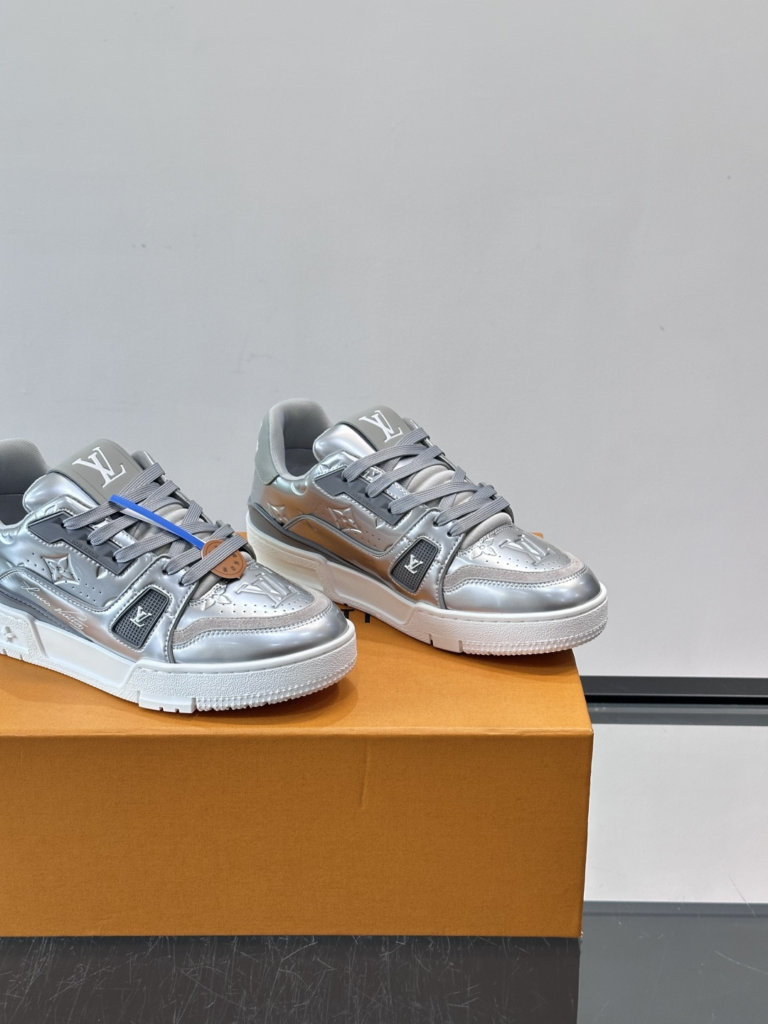 LV Trainer金属银运动鞋，采用意大利头层牛皮+Monogram丹宁布拼接，质感满分！鞋面点缀LV