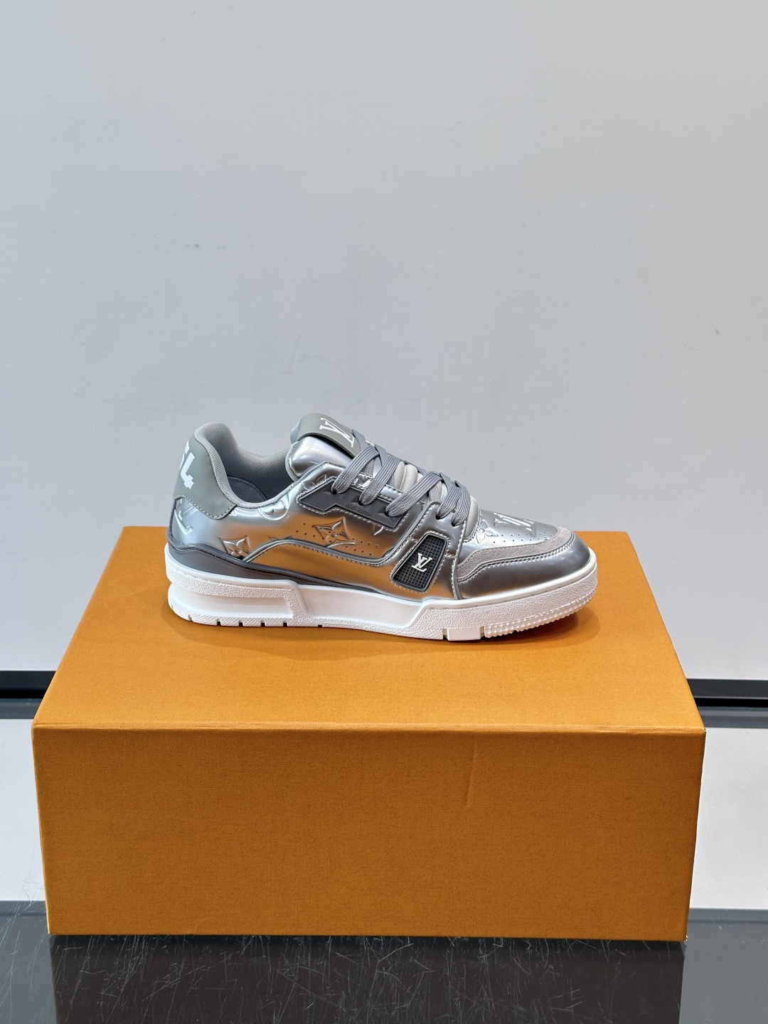 LV Trainer金属银运动鞋，采用意大利头层牛皮+Monogram丹宁布拼接，质感满分！鞋面点缀LV