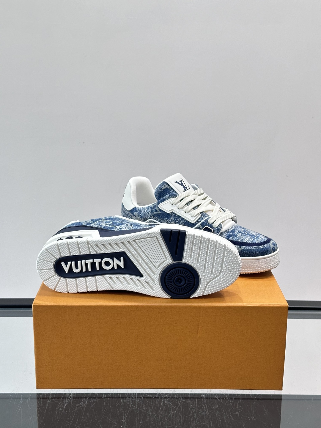 新款LV TRAINER 男士运动鞋出货，本款 LV Trainer 运动鞋为粒面牛皮革渲染缤纷色调，鞋