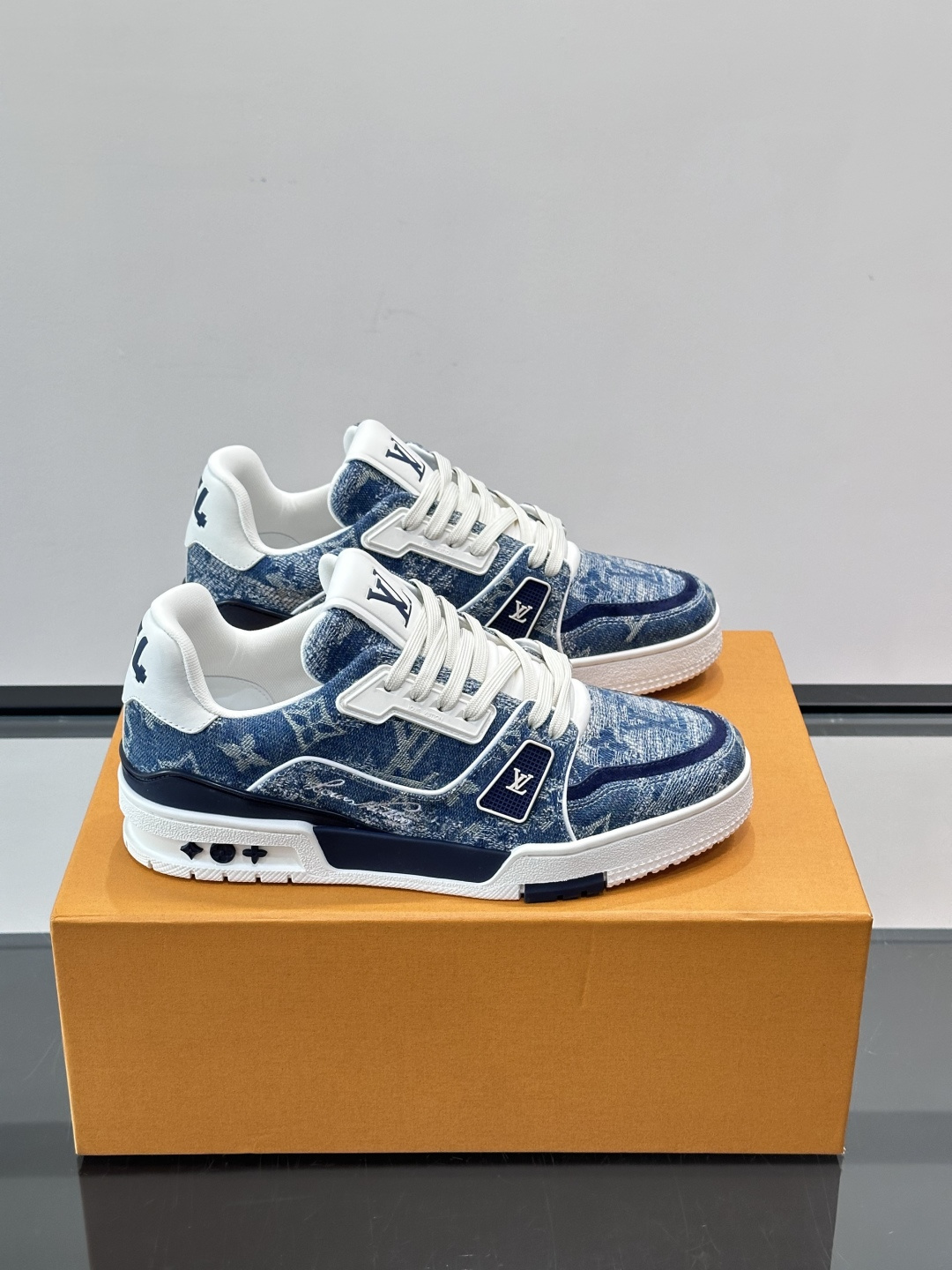 新款LV TRAINER 男士运动鞋出货，本款 LV Trainer 运动鞋为粒面牛皮革渲染缤纷色调，鞋