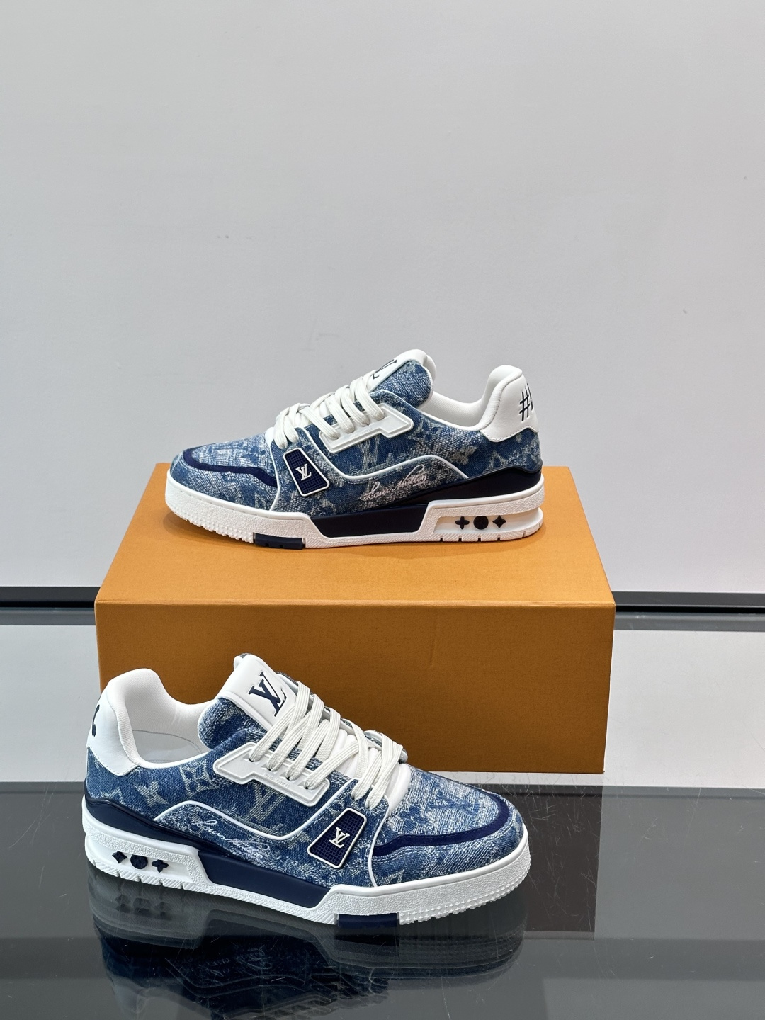 新款LV TRAINER 男士运动鞋出货，本款 LV Trainer 运动鞋为粒面牛皮革渲染缤纷色调，鞋