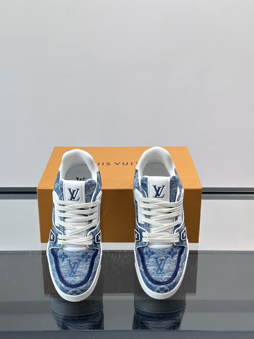 新款LV TRAINER 男士运动鞋出货，本款 LV Trainer 运动鞋为粒面牛皮革渲染缤纷色调，鞋