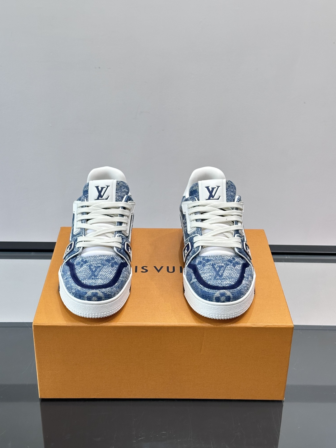 新款LV TRAINER 男士运动鞋出货，本款 LV Trainer 运动鞋为粒面牛皮革渲染缤纷色调，鞋