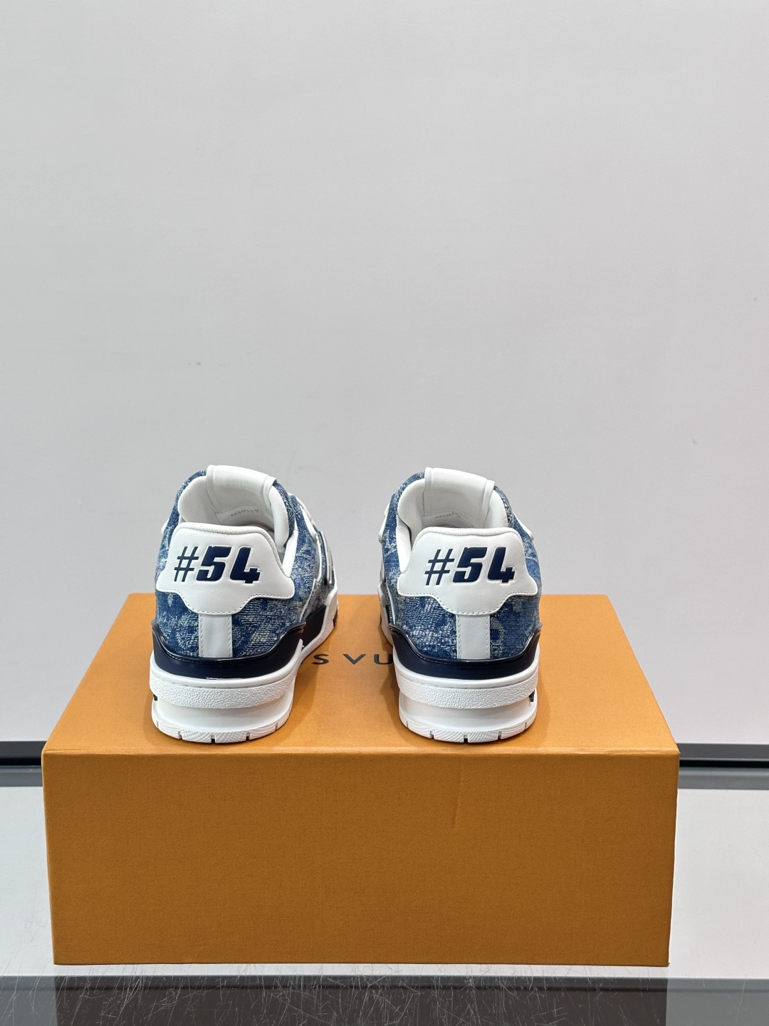 新款LV TRAINER 男士运动鞋出货，本款 LV Trainer 运动鞋为粒面牛皮革渲染缤纷色调，鞋