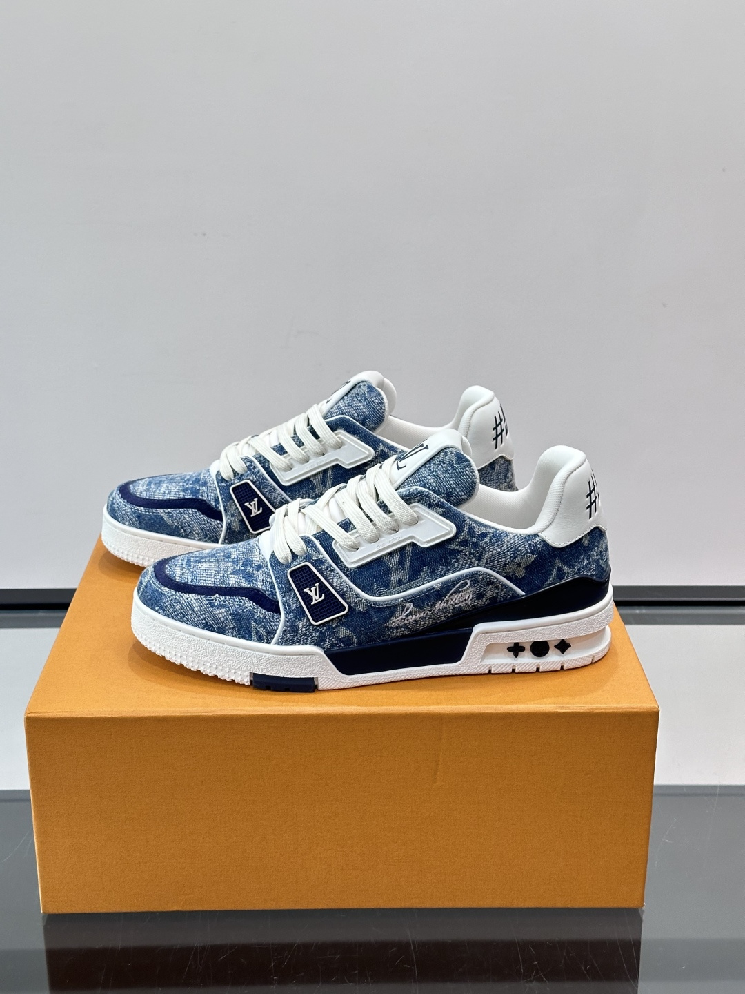 新款LV TRAINER 男士运动鞋出货，本款 LV Trainer 运动鞋为粒面牛皮革渲染缤纷色调，鞋