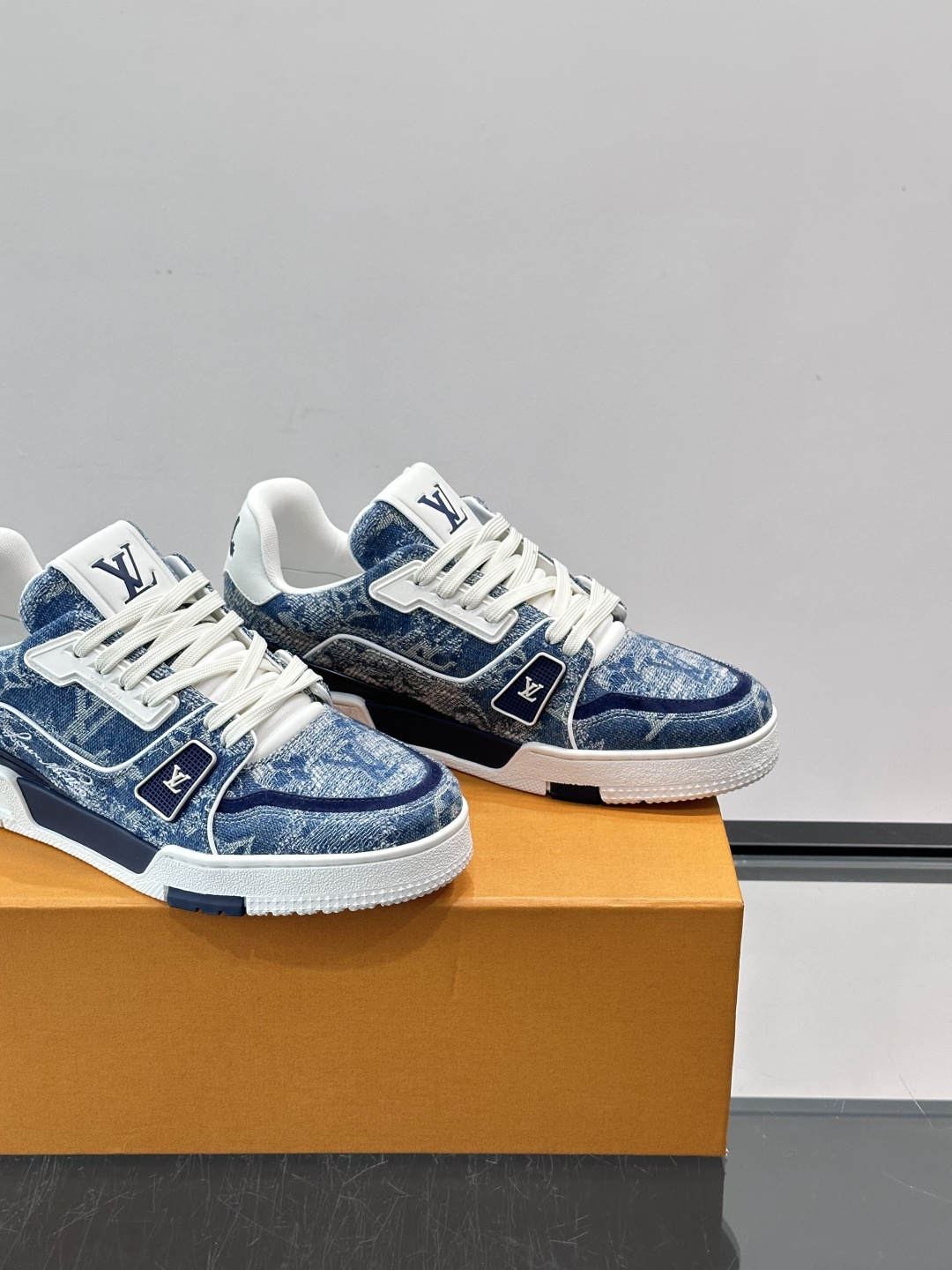 新款LV TRAINER 男士运动鞋出货，本款 LV Trainer 运动鞋为粒面牛皮革渲染缤纷色调，鞋