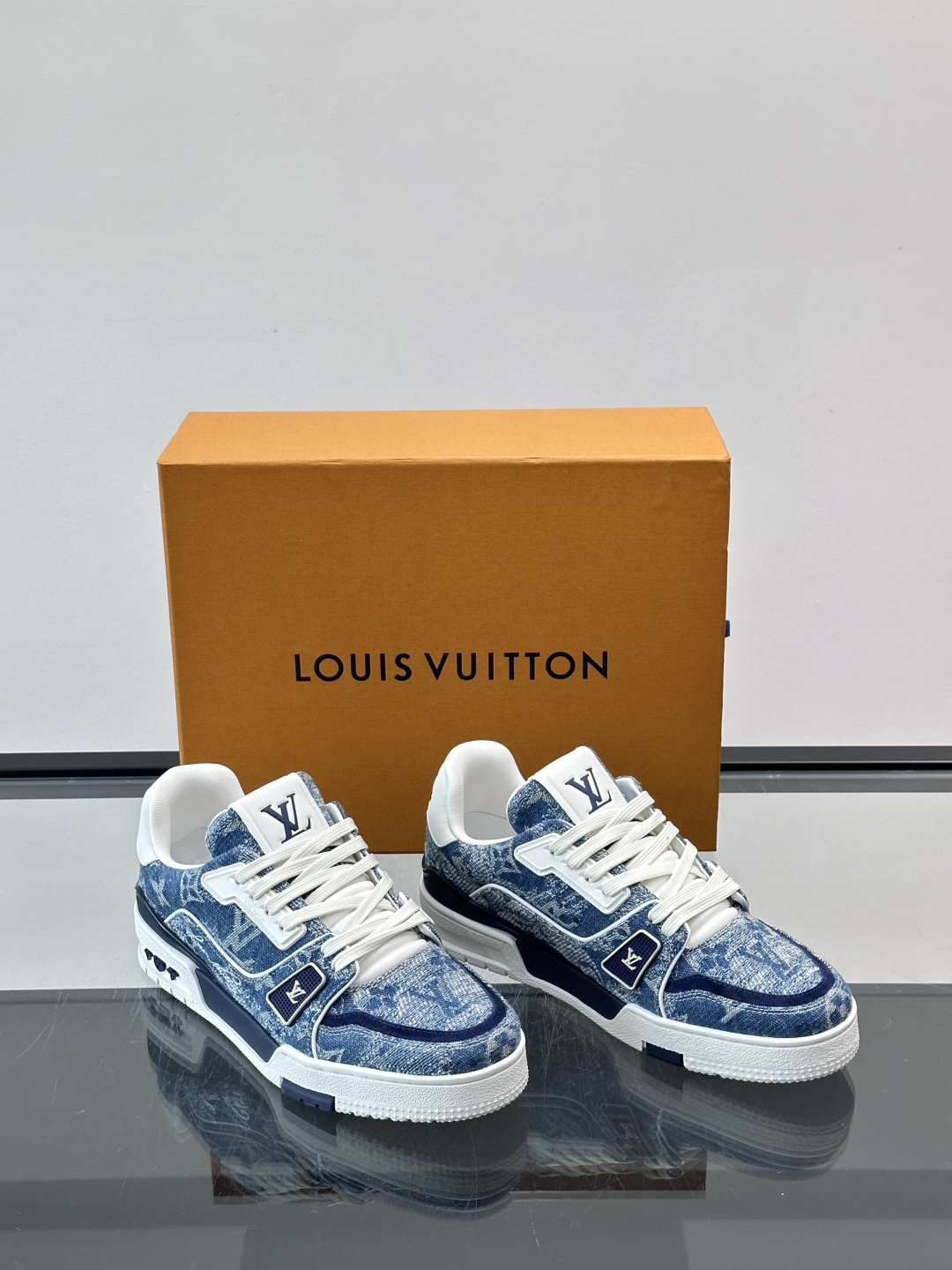 新款LV TRAINER 男士运动鞋出货，本款 LV Trainer 运动鞋为粒面牛皮革渲染缤纷色调，鞋