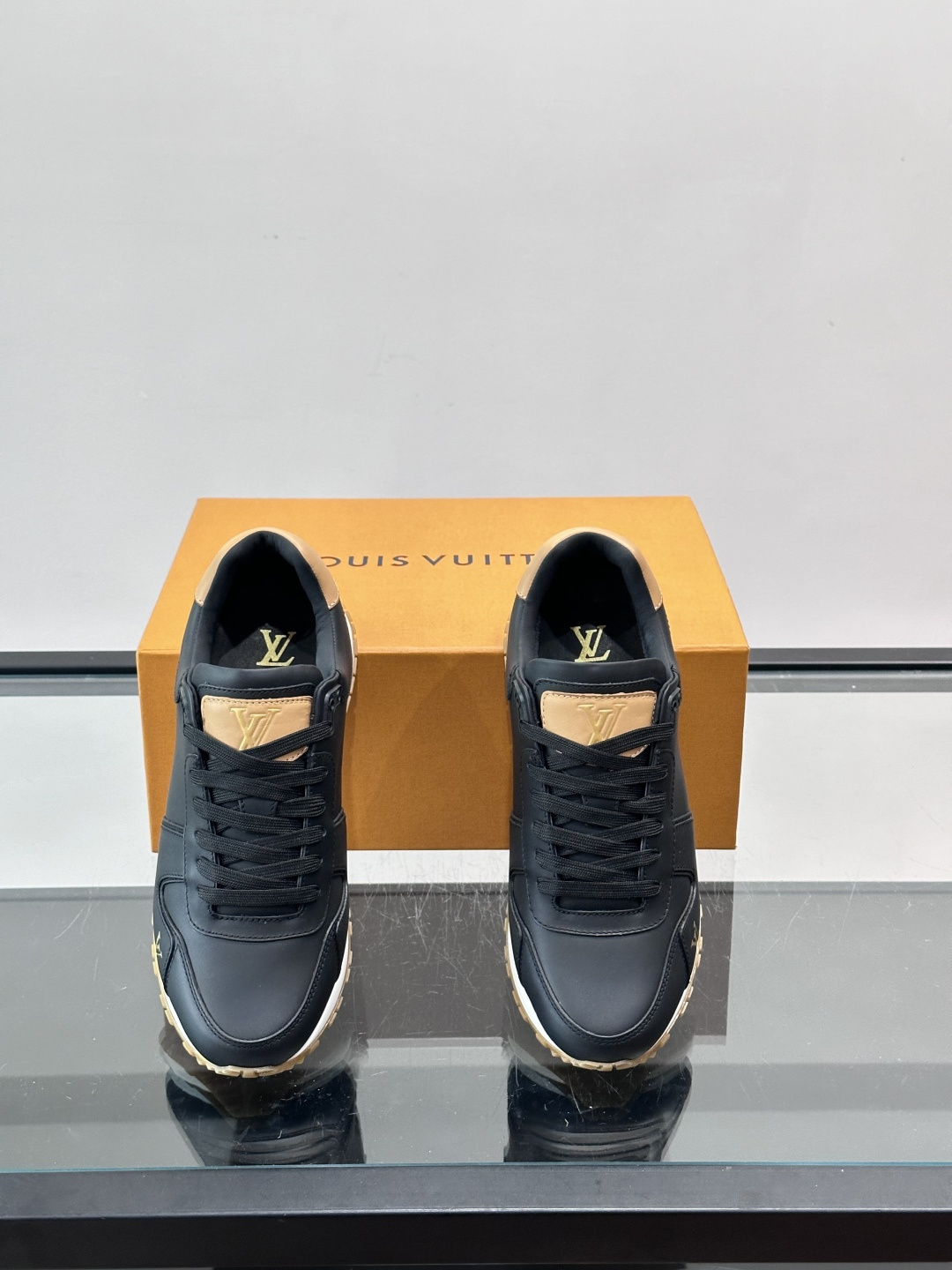 Louis Vuitton LV Run 男士运动鞋LV Run男士运动鞋采用牛皮革，搭配Monogra