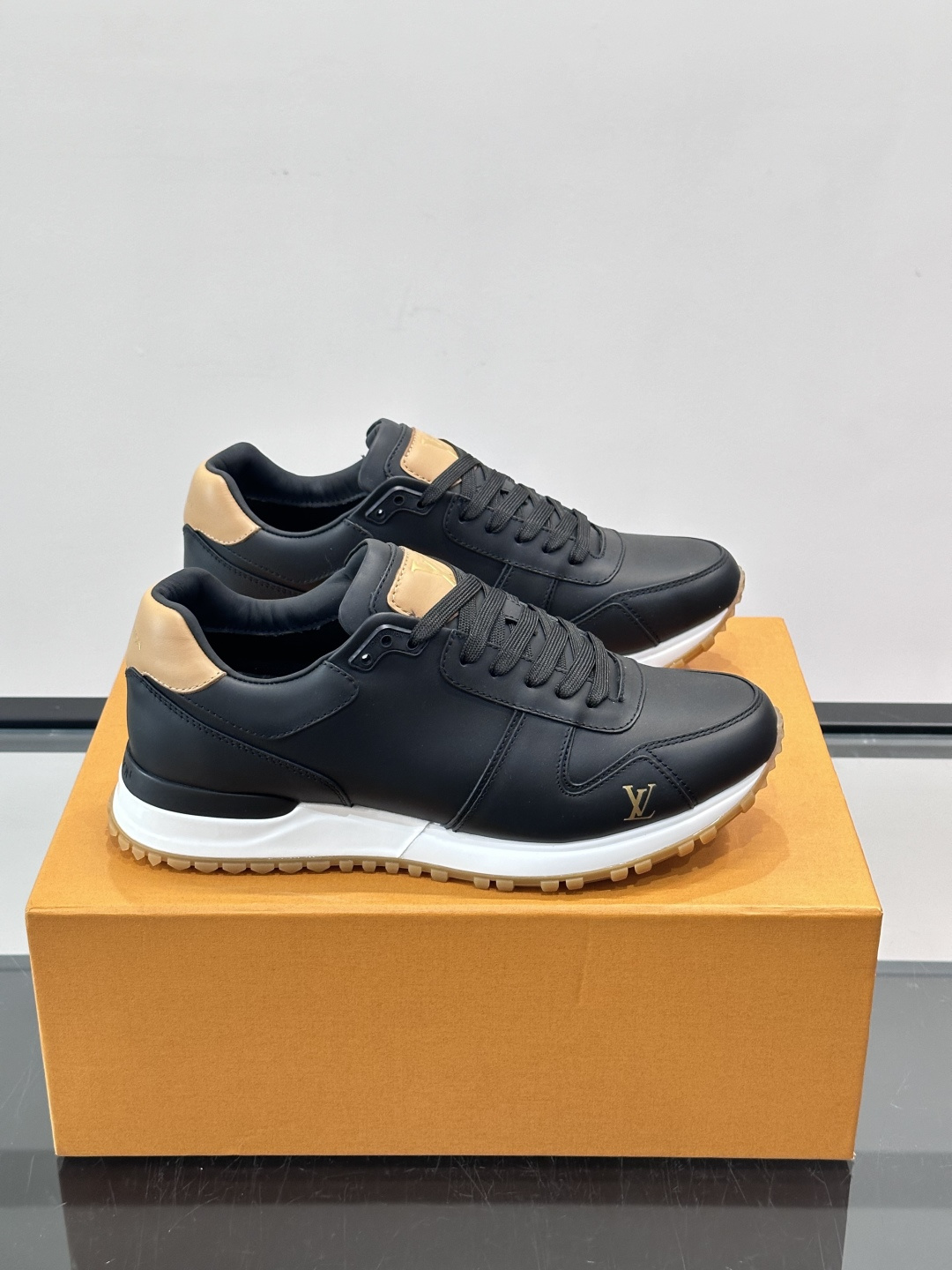 Louis Vuitton LV Run 男士运动鞋LV Run男士运动鞋采用牛皮革，搭配Monogra