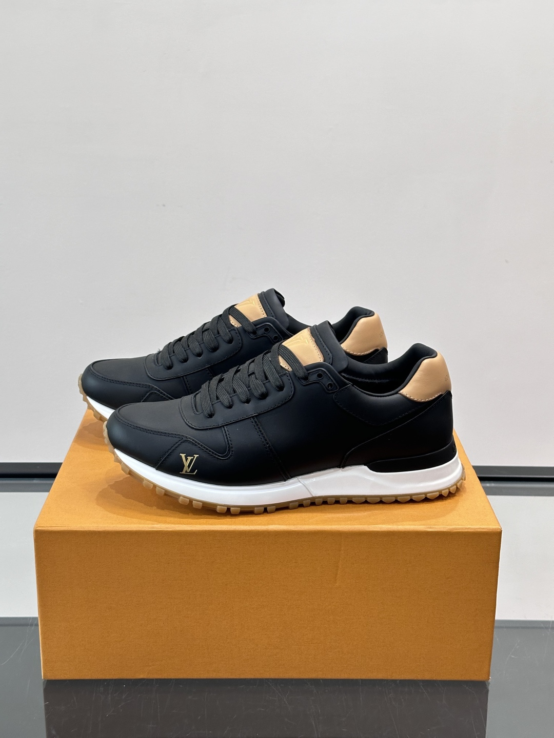 Louis Vuitton LV Run 男士运动鞋LV Run男士运动鞋采用牛皮革，搭配Monogra