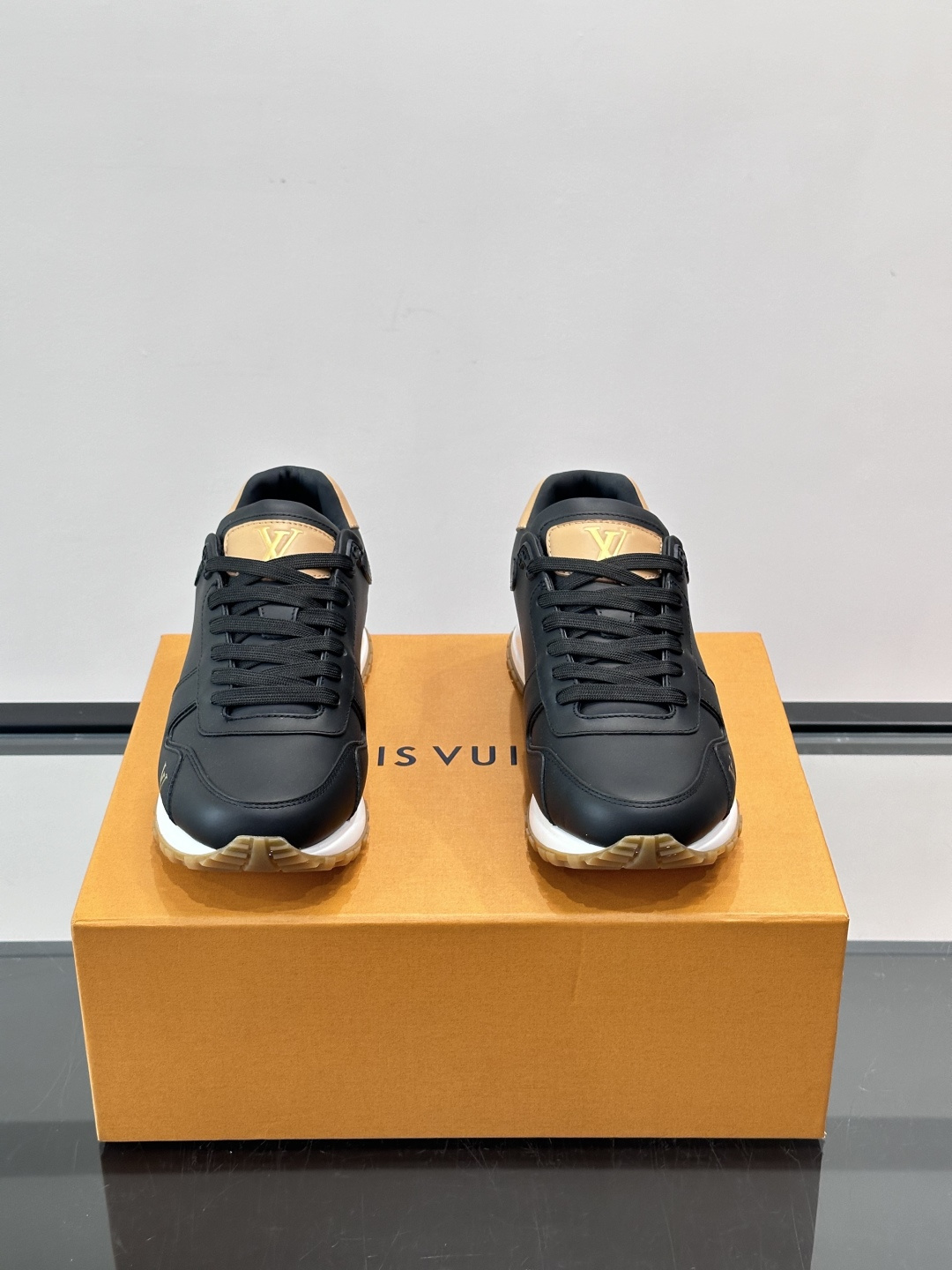 Louis Vuitton LV Run 男士运动鞋LV Run男士运动鞋采用牛皮革，搭配Monogra