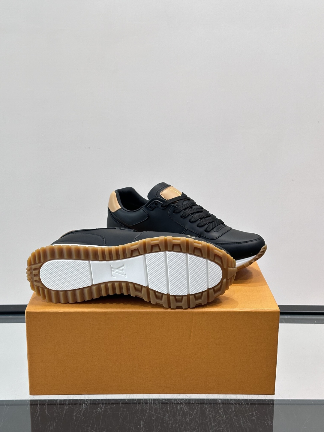 Louis Vuitton LV Run 男士运动鞋LV Run男士运动鞋采用牛皮革，搭配Monogra