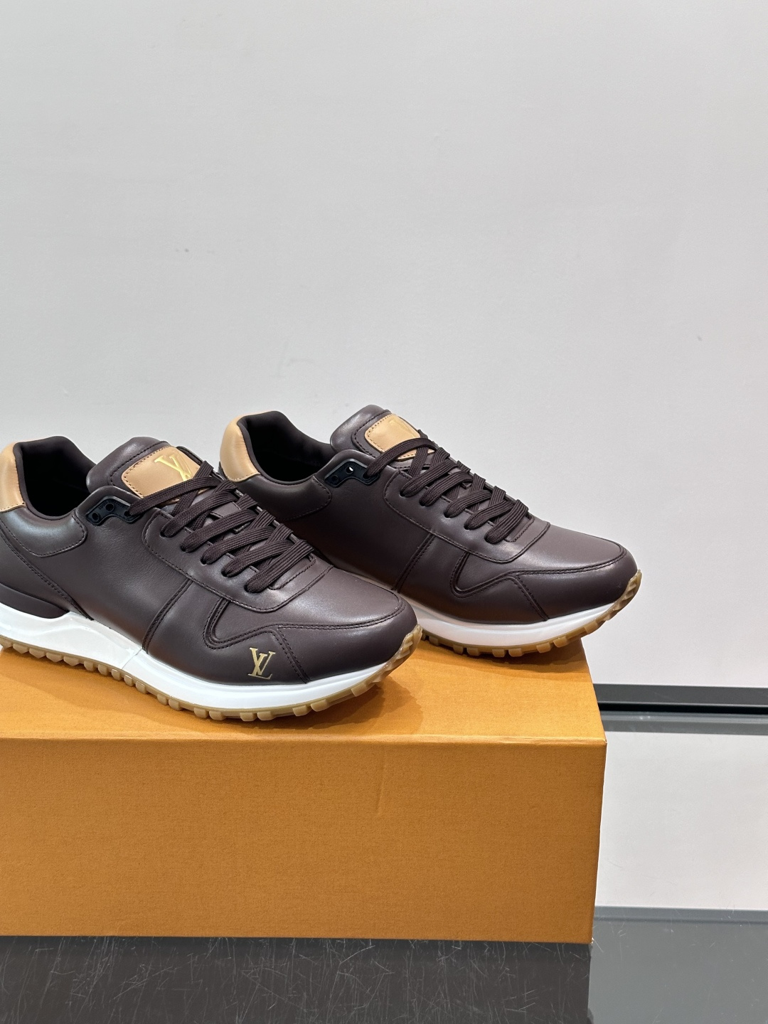 Louis Vuitton LV Run 男士运动鞋LV Run男士运动鞋采用牛皮革，搭配Monogra