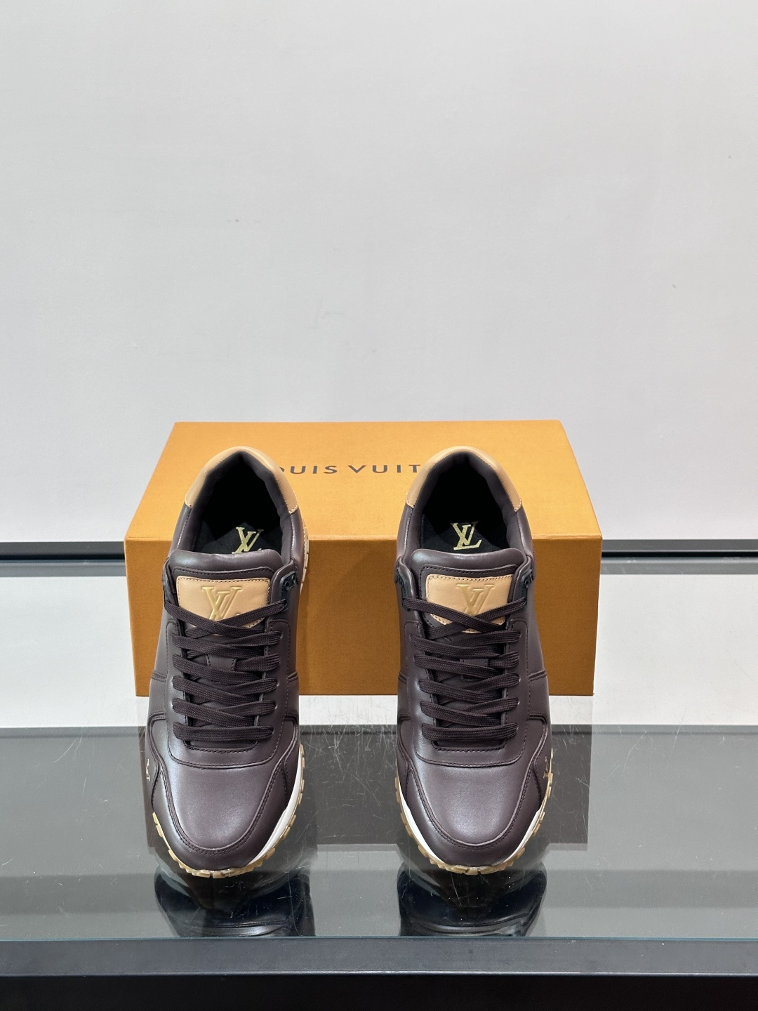 Louis Vuitton LV Run 男士运动鞋LV Run男士运动鞋采用牛皮革，搭配Monogra