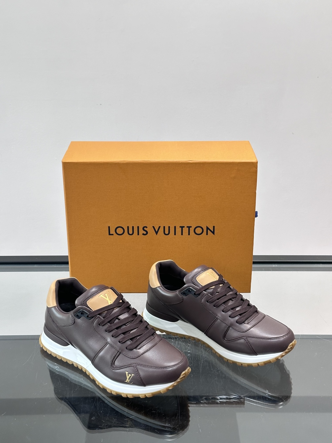 Louis Vuitton LV Run 男士运动鞋LV Run男士运动鞋采用牛皮革，搭配Monogra