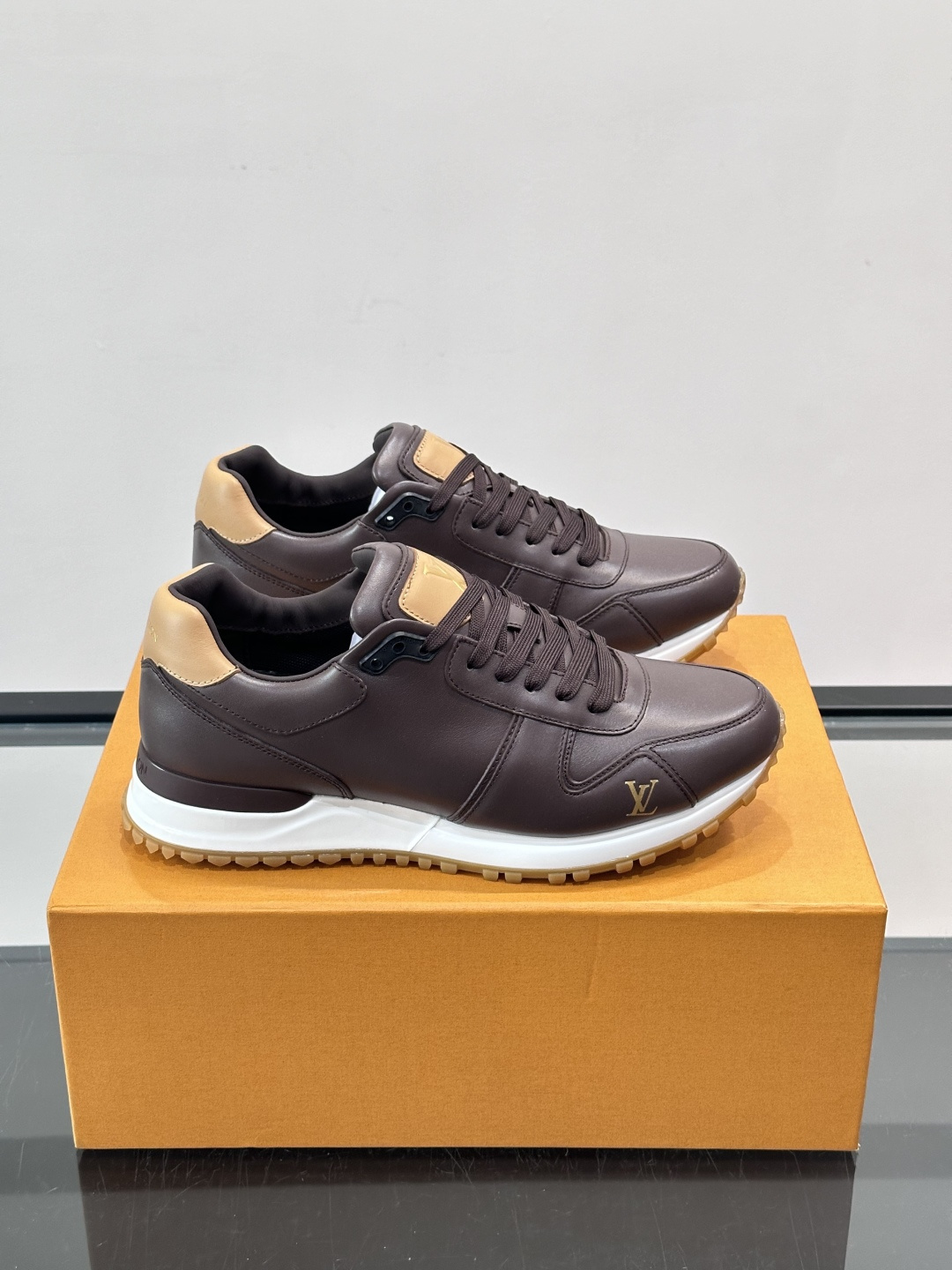 Louis Vuitton LV Run 男士运动鞋LV Run男士运动鞋采用牛皮革，搭配Monogra