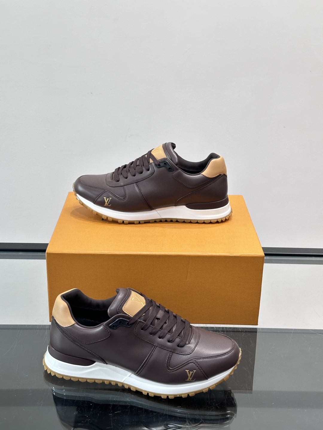 Louis Vuitton LV Run 男士运动鞋LV Run男士运动鞋采用牛皮革，搭配Monogra