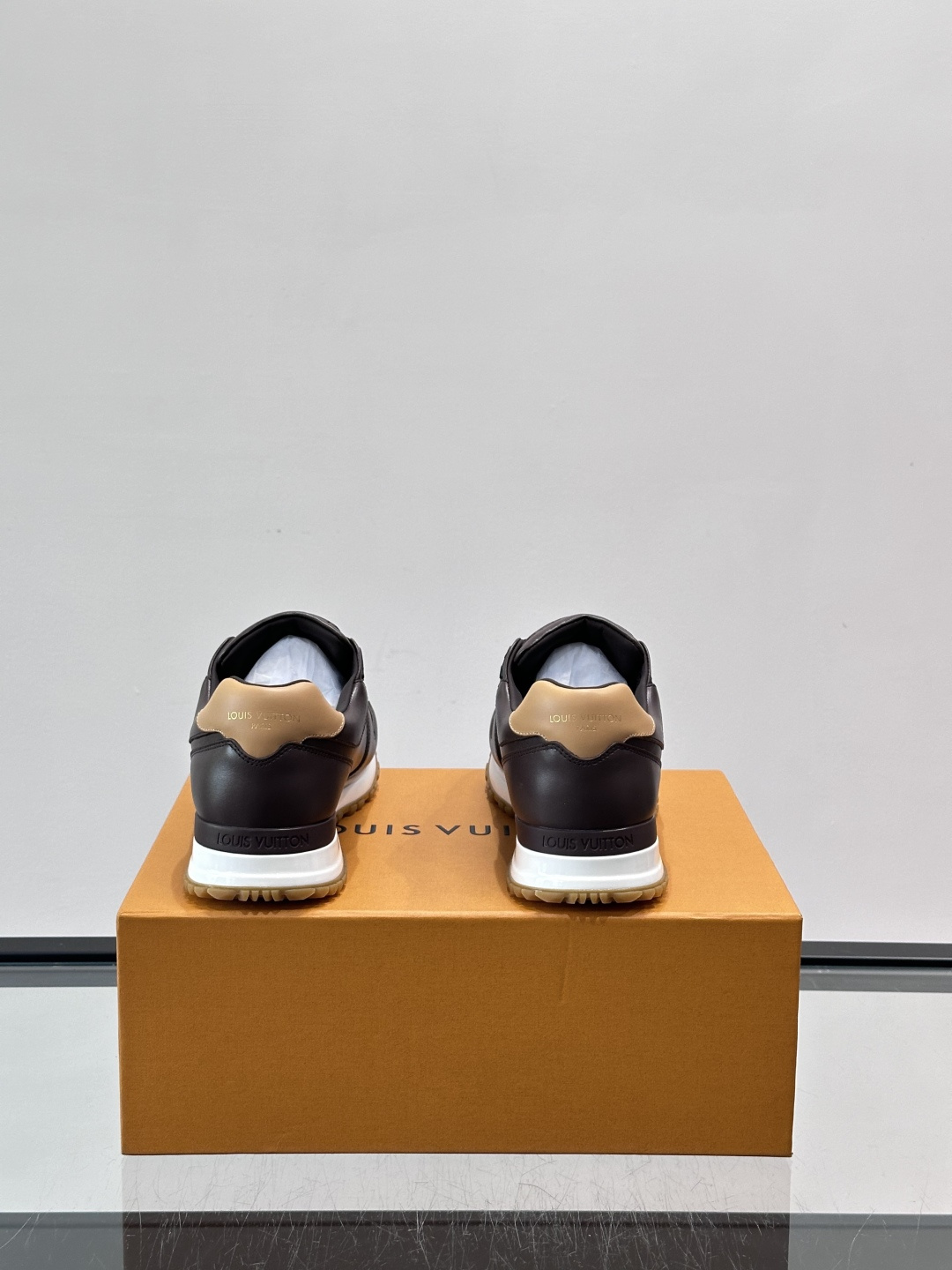 Louis Vuitton LV Run 男士运动鞋LV Run男士运动鞋采用牛皮革，搭配Monogra