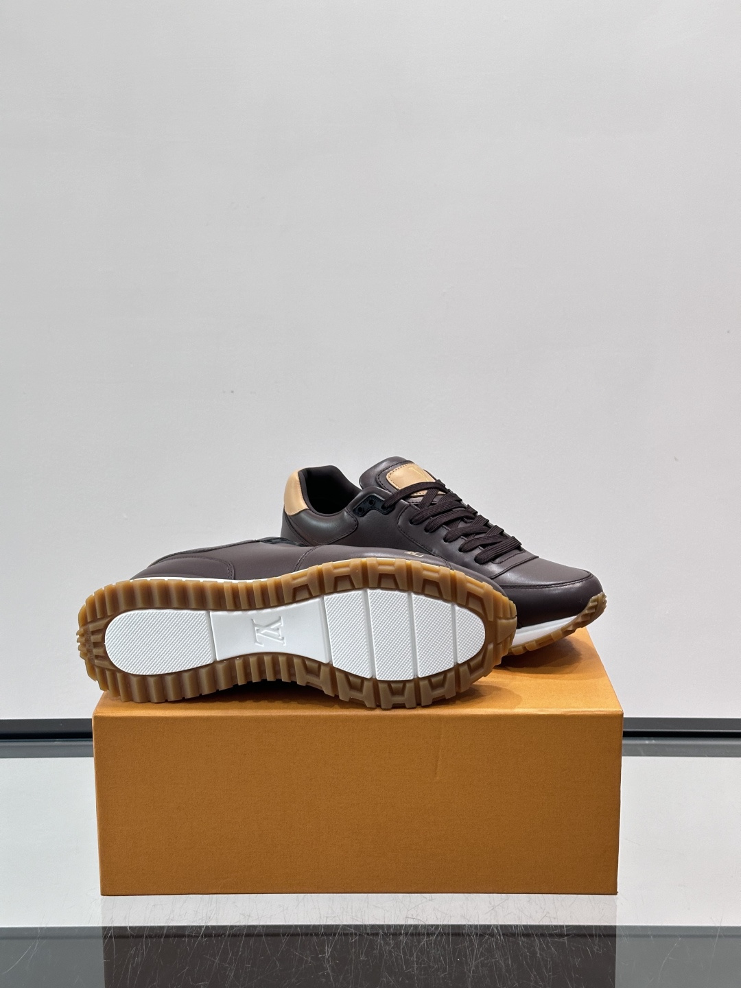 Louis Vuitton LV Run 男士运动鞋LV Run男士运动鞋采用牛皮革，搭配Monogra