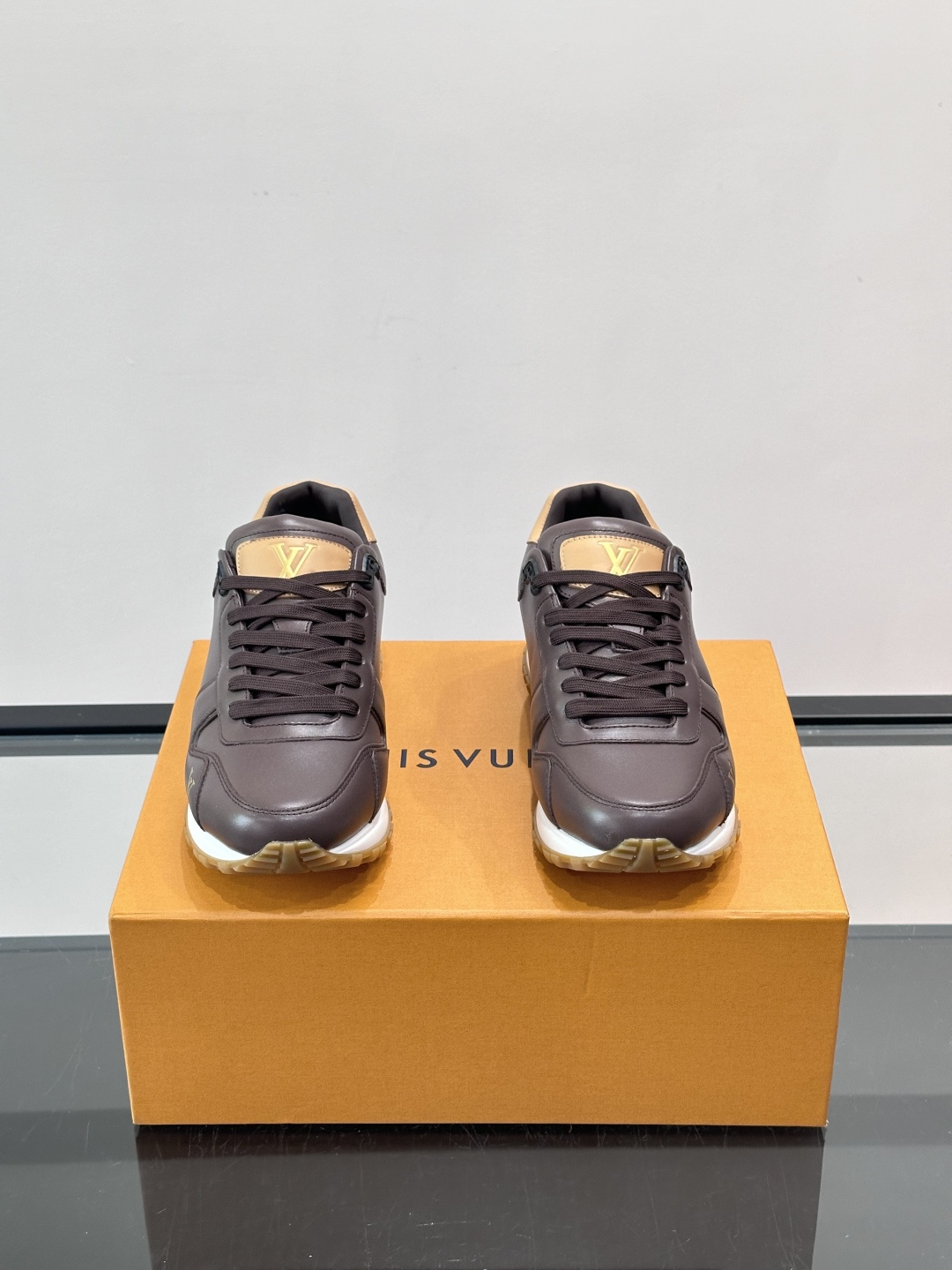 Louis Vuitton LV Run 男士运动鞋LV Run男士运动鞋采用牛皮革，搭配Monogra