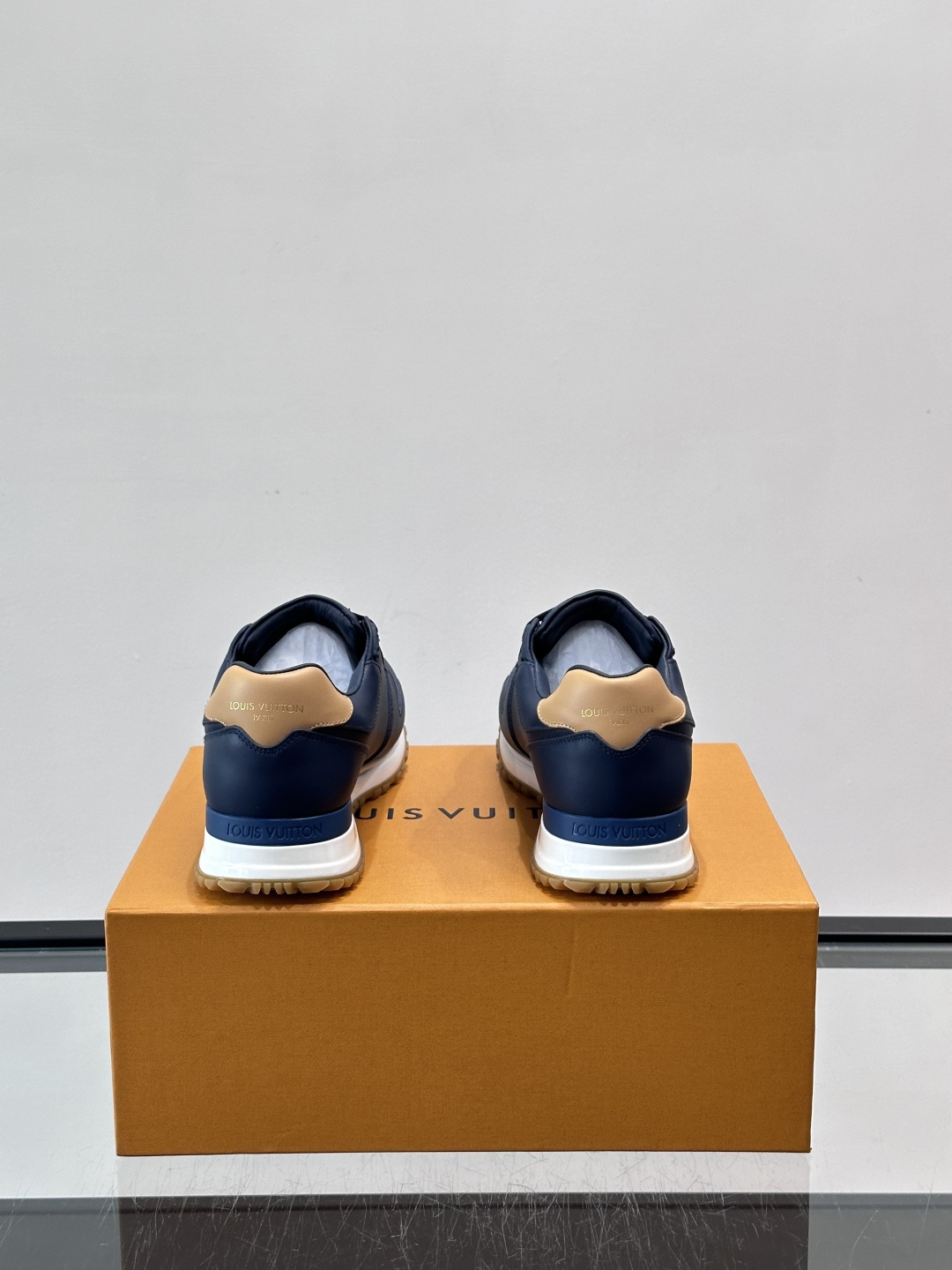 Louis Vuitton LV Run 男士运动鞋LV Run男士运动鞋采用牛皮革，搭配Monogra