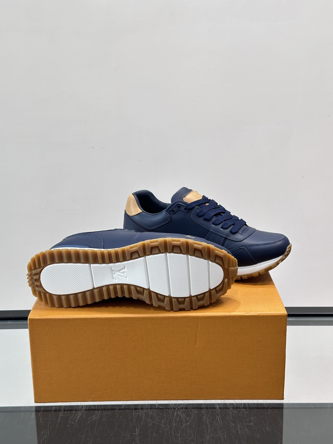 Louis Vuitton LV Run 男士运动鞋LV Run男士运动鞋采用牛皮革，搭配Monogra