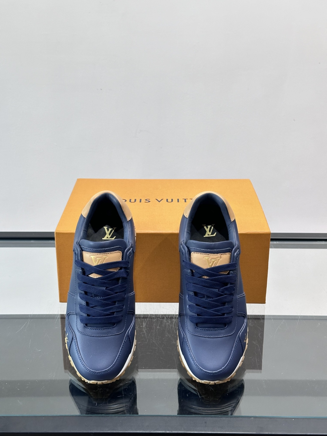 Louis Vuitton LV Run 男士运动鞋LV Run男士运动鞋采用牛皮革，搭配Monogra