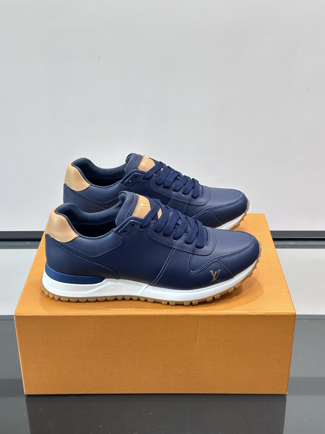 Louis Vuitton LV Run 男士运动鞋LV Run男士运动鞋采用牛皮革，搭配Monogra