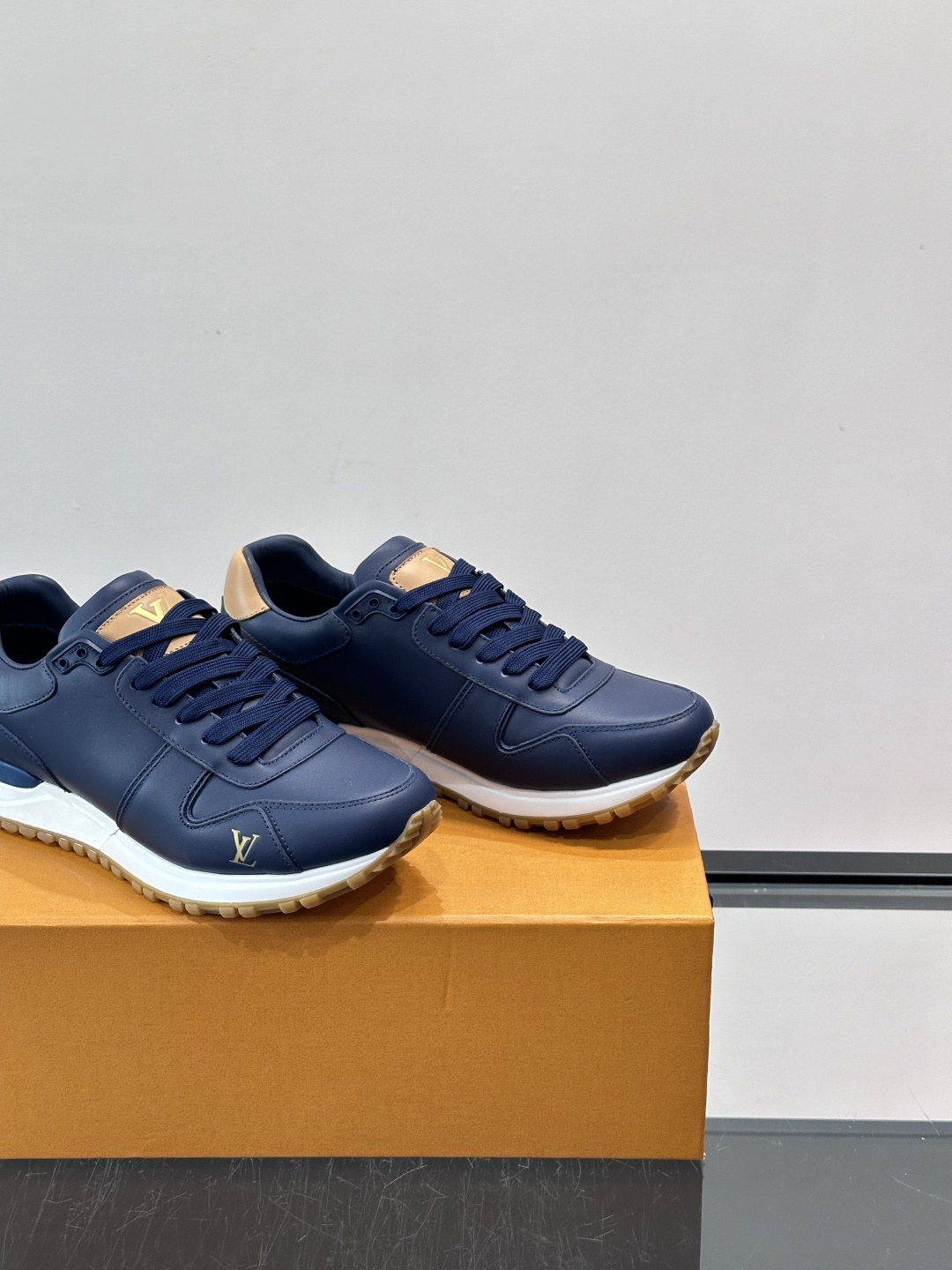 Louis Vuitton LV Run 男士运动鞋LV Run男士运动鞋采用牛皮革，搭配Monogra
