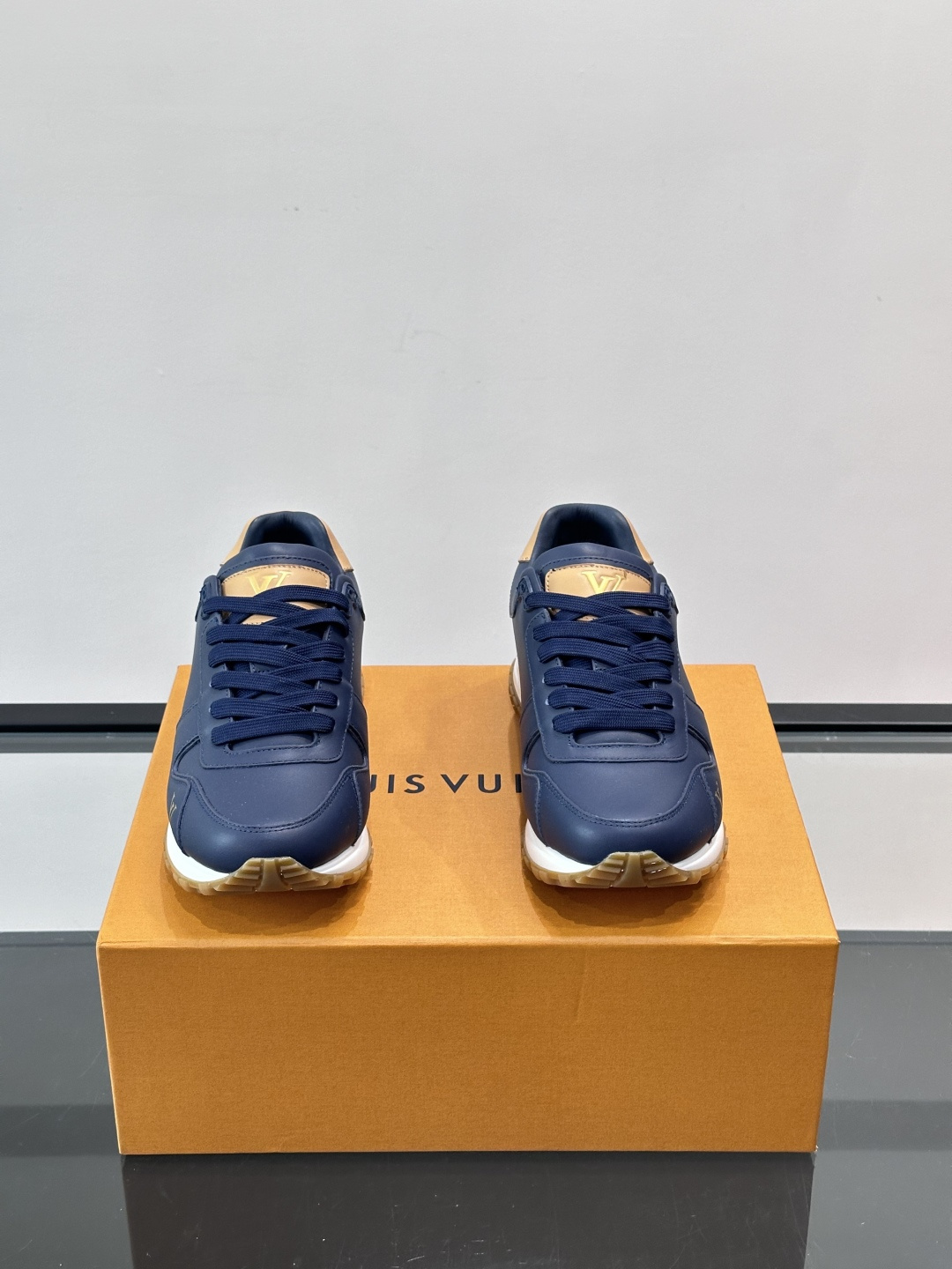 Louis Vuitton LV Run 男士运动鞋LV Run男士运动鞋采用牛皮革，搭配Monogra