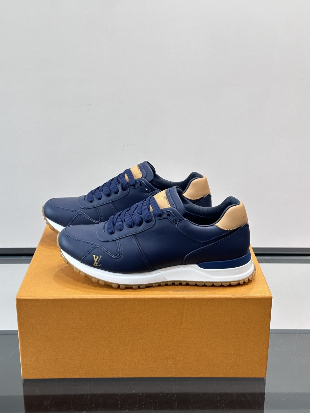 Louis Vuitton LV Run 男士运动鞋LV Run男士运动鞋采用牛皮革，搭配Monogra