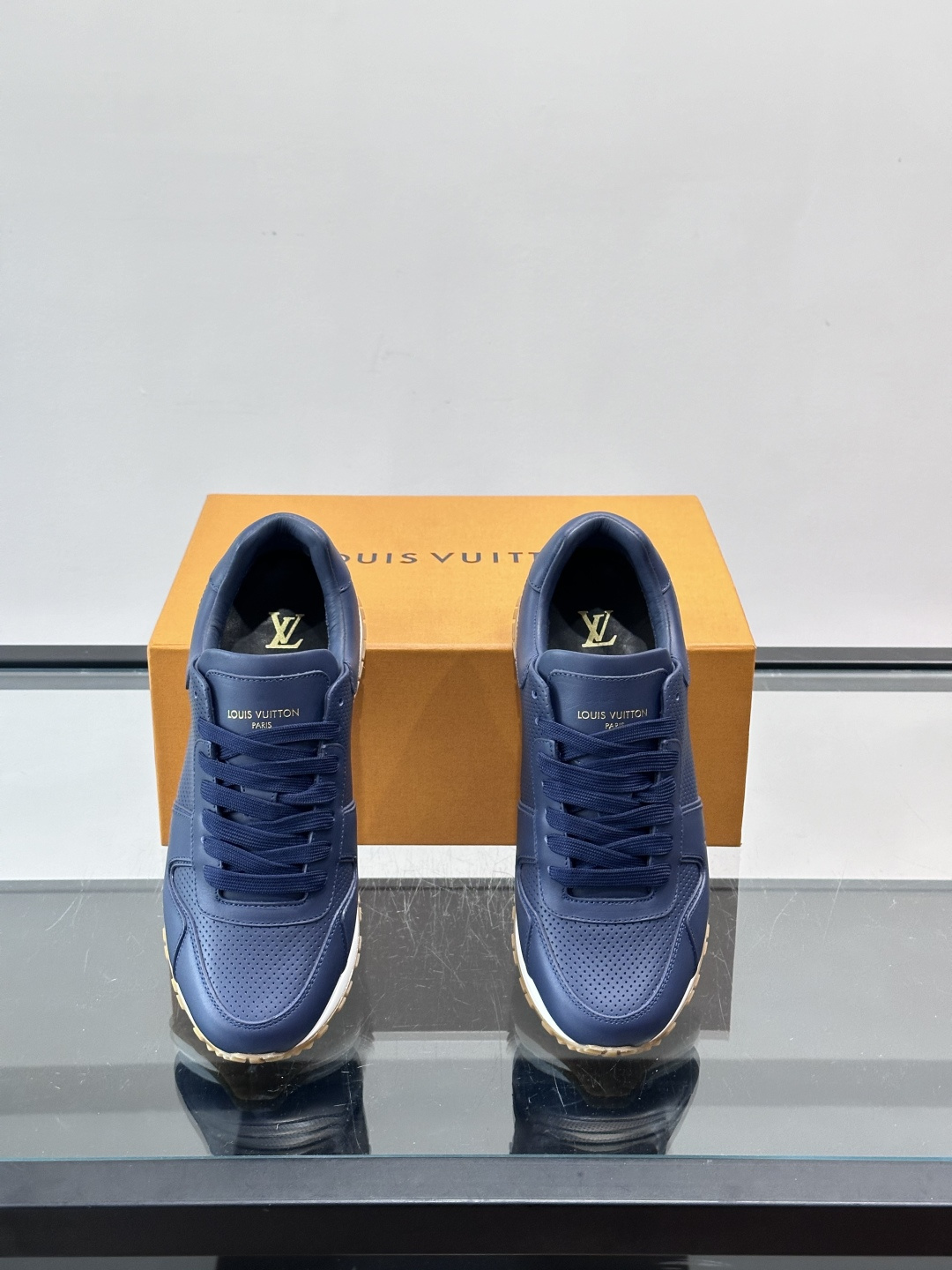 Louis Vuitton LV Run 男士运动鞋LV Run男士运动鞋采用牛皮革，搭配Monogra