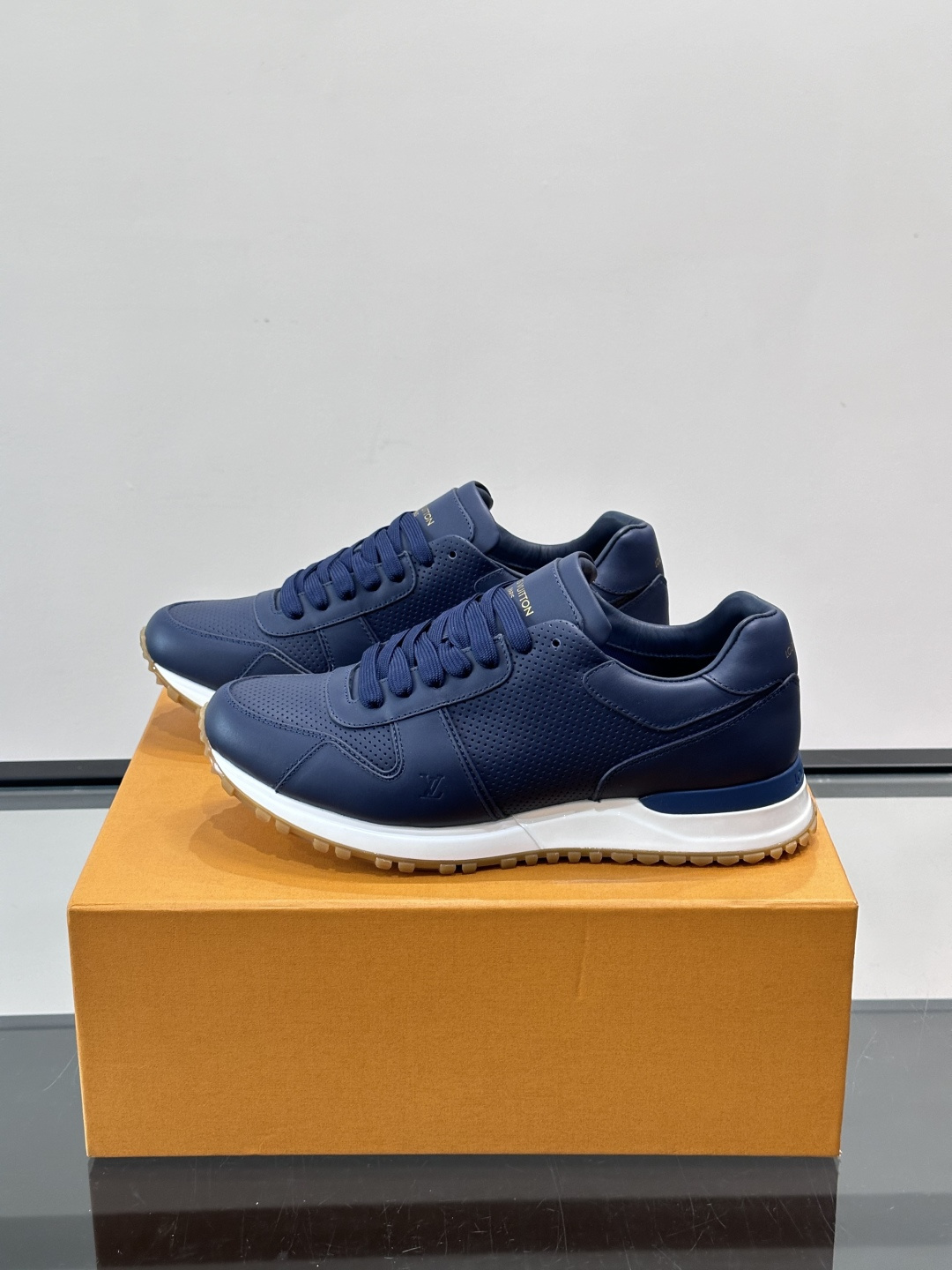 Louis Vuitton LV Run 男士运动鞋LV Run男士运动鞋采用牛皮革，搭配Monogra