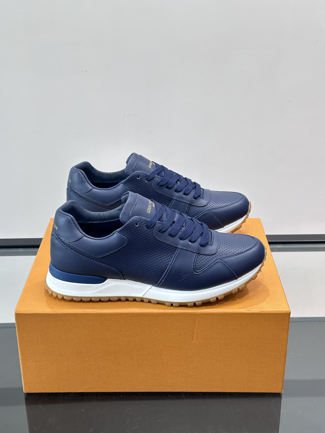 Louis Vuitton LV Run 男士运动鞋LV Run男士运动鞋采用牛皮革，搭配Monogra