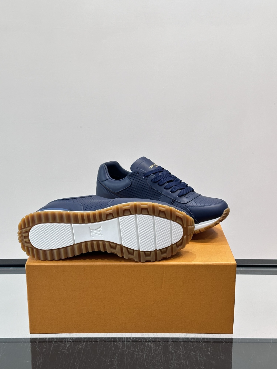 Louis Vuitton LV Run 男士运动鞋LV Run男士运动鞋采用牛皮革，搭配Monogra