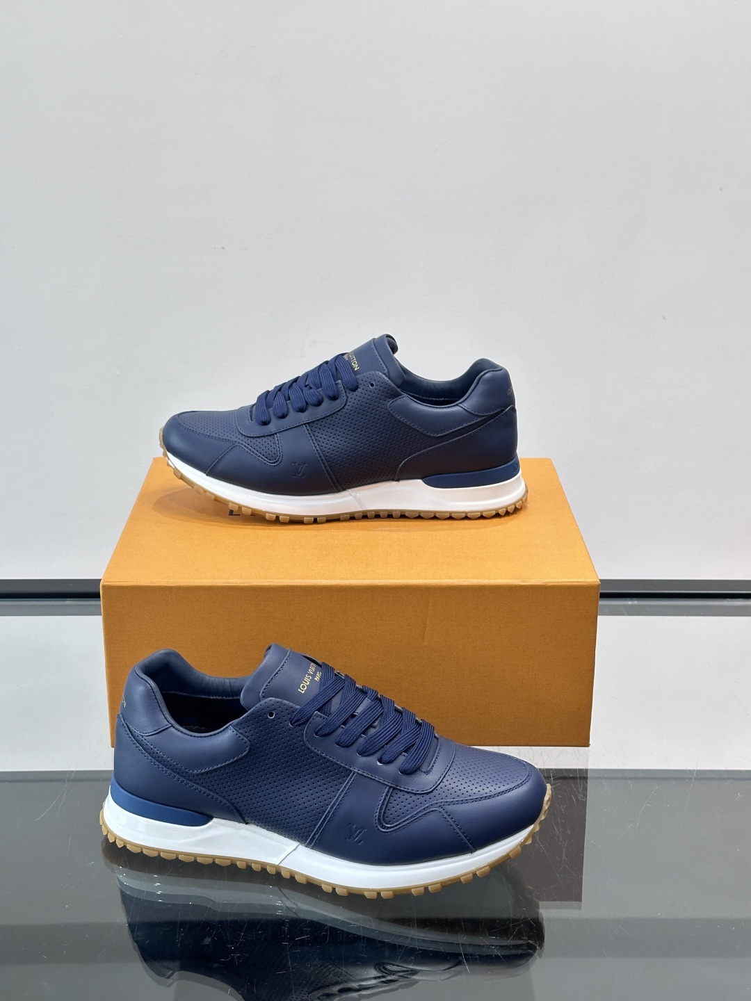 Louis Vuitton LV Run 男士运动鞋LV Run男士运动鞋采用牛皮革，搭配Monogra