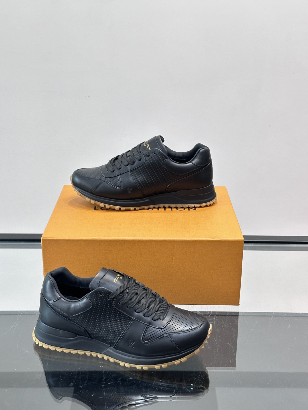 Louis Vuitton LV Run 男士运动鞋LV Run男士运动鞋采用牛皮革，搭配Monogra