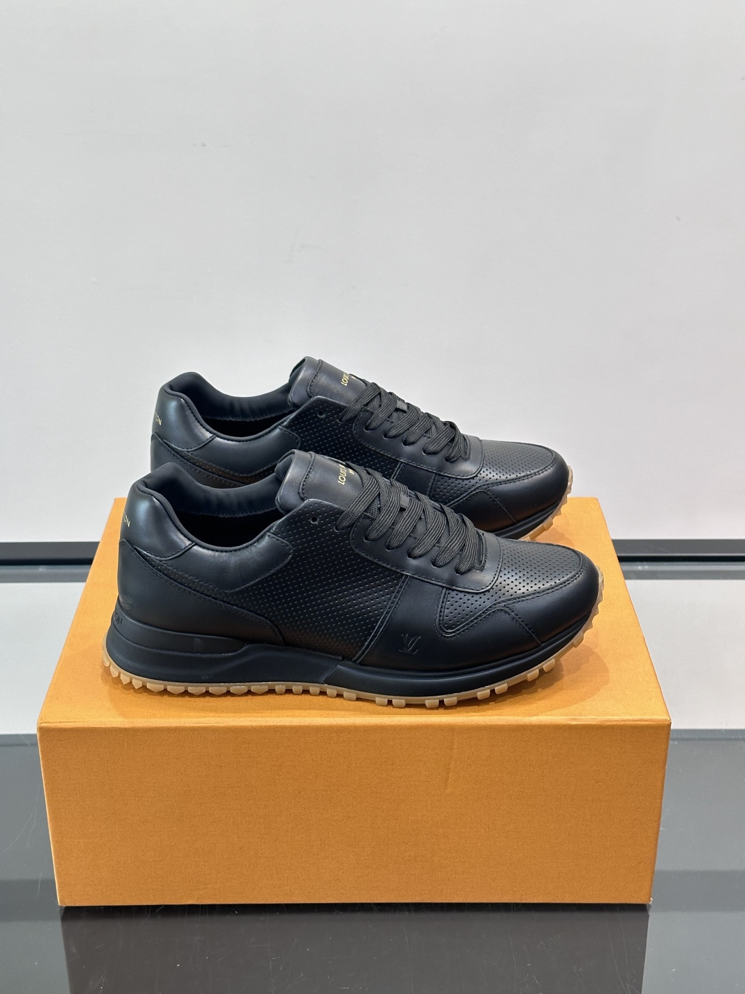 Louis Vuitton LV Run 男士运动鞋LV Run男士运动鞋采用牛皮革，搭配Monogra
