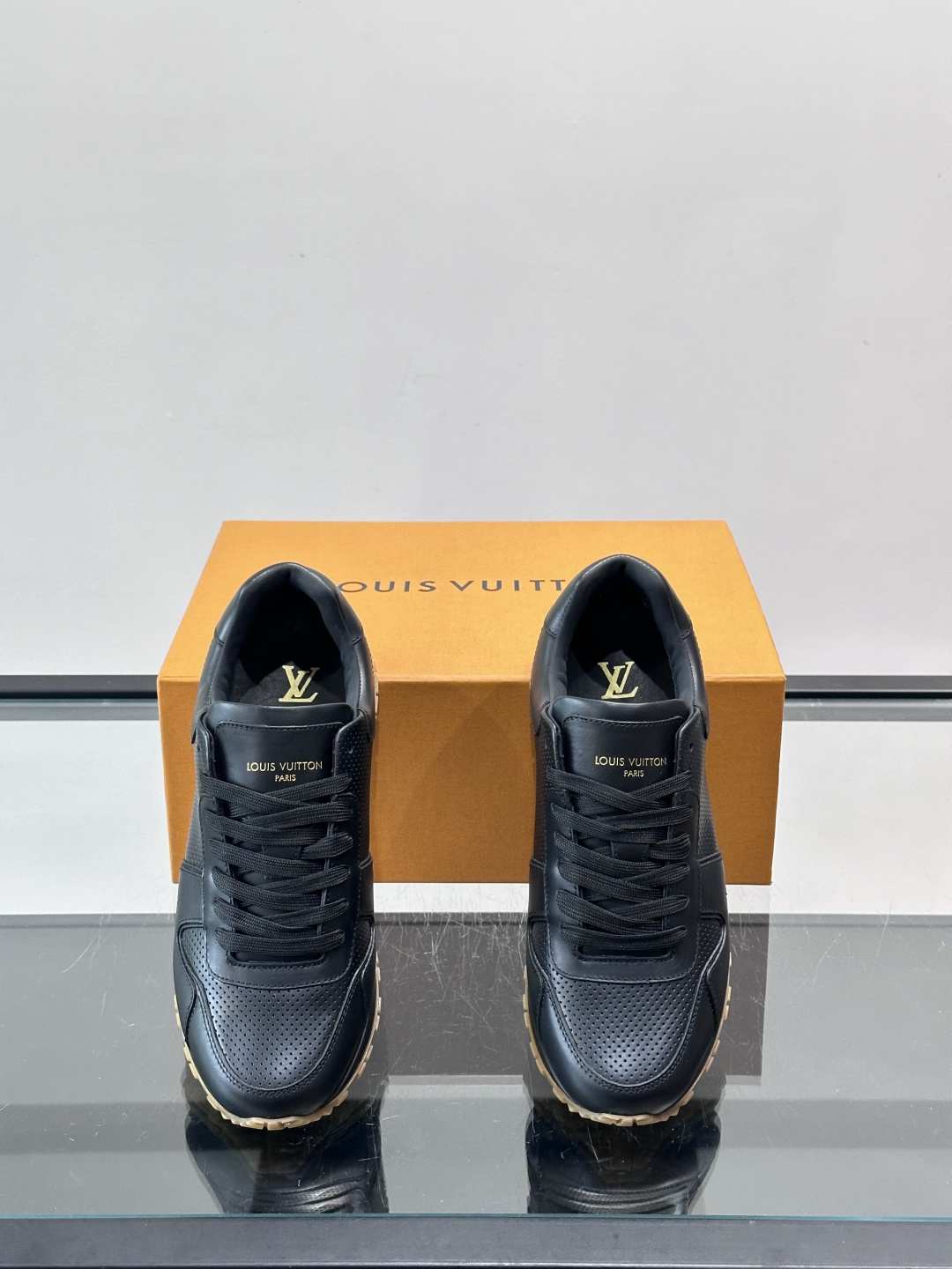 Louis Vuitton LV Run 男士运动鞋LV Run男士运动鞋采用牛皮革，搭配Monogra